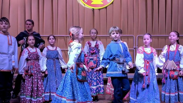 2.1. Свадебная песня Рязанской области «Виноград расцветает». Исп. фольклорный ансамбль 2-3 классов
