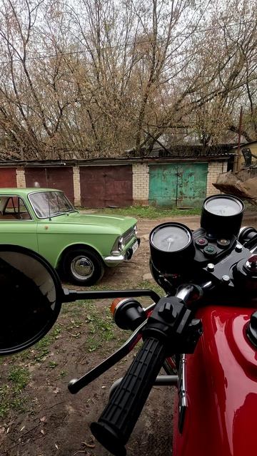 Это выглядит дорого. 😀 #иж #москвич #ижмосквич412 #ява #jawa #ява638 #jawa638 #трактор #гараж