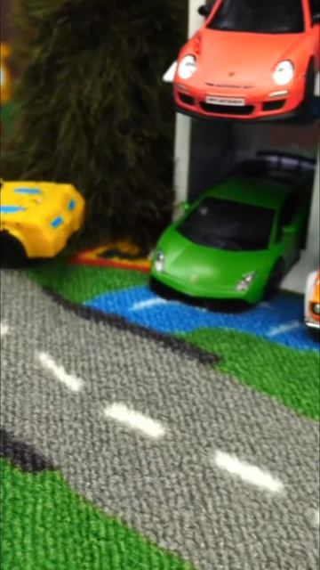Авария в гонке: победит ли Бамблби? 🚗🏁 #длядетей #машинкидлядетей #игрушкидлямальчиков смотреть онлайн