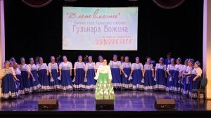 Припеваючи