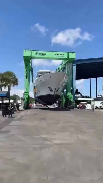 Транспортировка и спуск на воду огромной яхты.