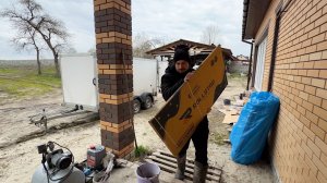 Все приходится делать самому. Муж делает ремонт в доме своими руками. Отделка стен в ванной комнате.