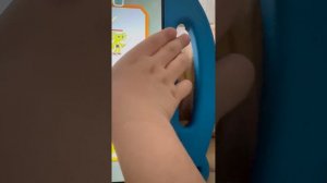 Вася играет в игру соединить монстров