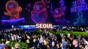 서울 밤하늘에 외국인들 반응속도 5G, 한강 드론라이트쇼, 뚝섬 한강공원, 서울 여행 워커