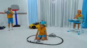 Дети играют с воздушными шарами, веселые сюрпризы и игры