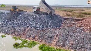 Строительство, засыпка дороги возле реки