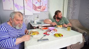 Вкусно готовит только мама Кушаем с папой с полезную еду ЧТО ПРИГОТОВИЛА ЗАБОТЛИВАЯ ХОЗЯЮШКА