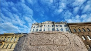 Идем по Дворцовой и Адмиралтейской набережной мимо дворцов, вдоль Невы