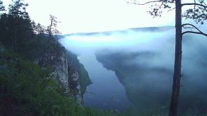 Туман на больших притёсах реки Ай.