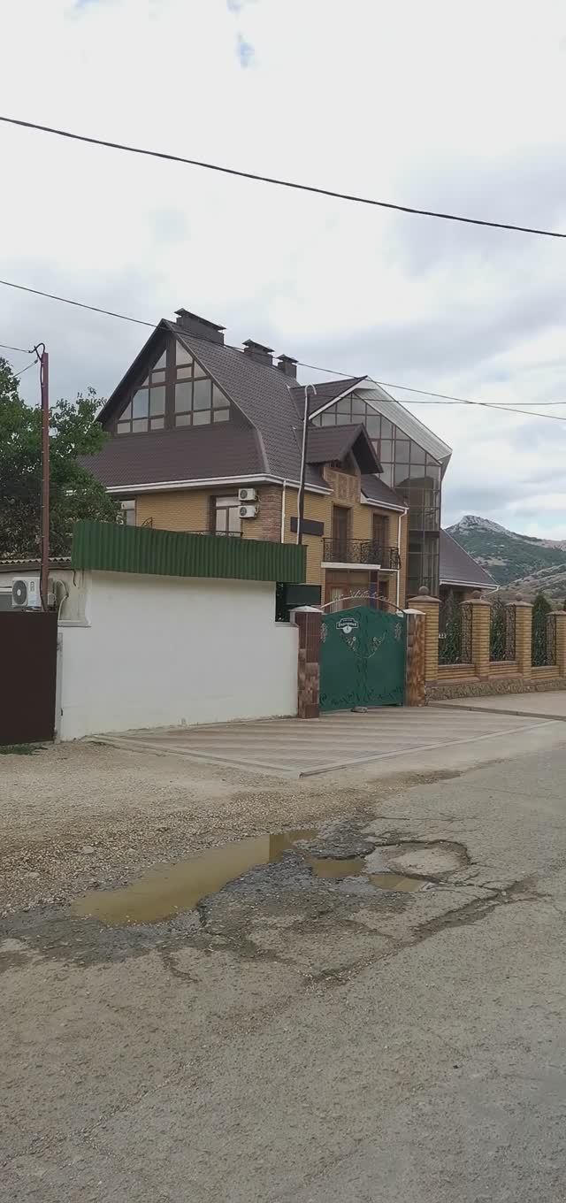 Горы, тишина, центральная улица, п. Курортное, сентябрь.
