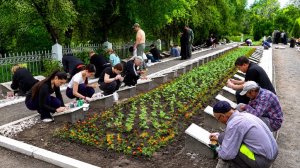 День труда в Бишкеке: кыргызстанцы вышли на субботник к братским могилам