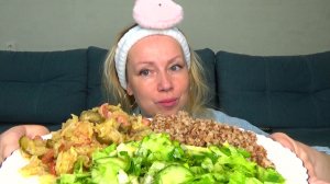 Мукбанг от Яновны ПП гречка, капуста тушеная с сосисками и солеными огурцами, салат зеленый.Еда.