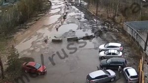В Иваново автоледи перепутала педали и врезалась в припаркованное авто.

Ее спутник быстро собрал ос
