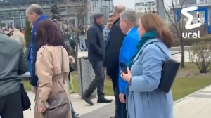 На свердловского губернатора пытались напасть в Екатеринбурге. 

Паслер фоткался с горожанами у «Ека