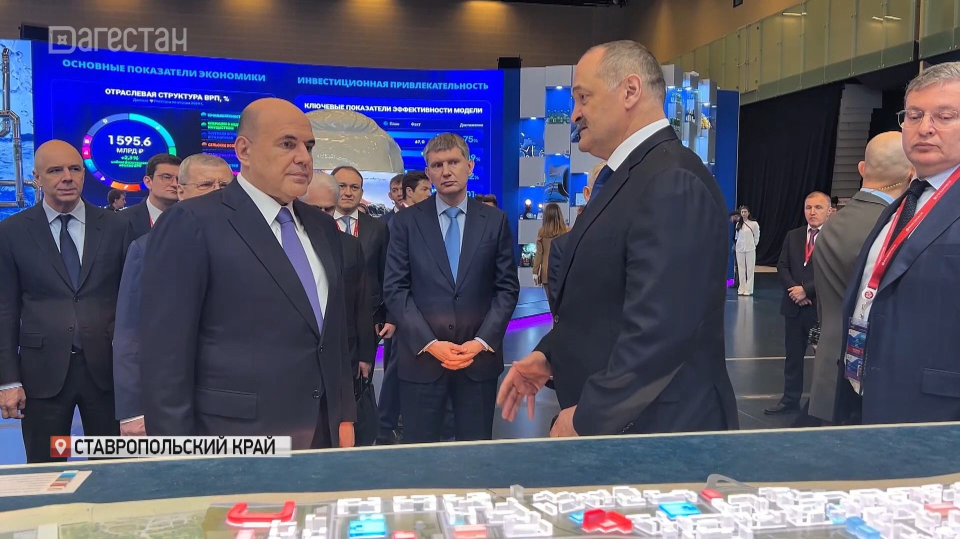 Михаил Мишустин осмотрел стенд Дагестана на КИФ