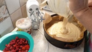 Готовим пирог с ягодами.