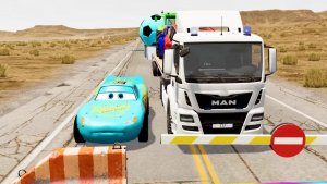 МАШИНКИ МОЛНИЯ МАКВИН И ЭВАКУАТОР ПРОТИВ ГИГАНТСКИХ ЯМ 😱 КТО ВЫЖИВЕТ В BeamNG Drive? #238 🔥