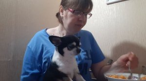 Сели перекусить,муж пробует новую лапшу быстрого приготовления со вкусом махито.