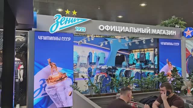 О двух экранах в фирменном магазине ФК "Зенит" в Пулково