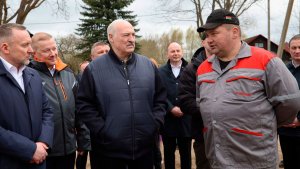 Лукашенко: Ты ДОВОЛЕН этим трактором? // Чудо-технику показали Президенту! BELARUS-5425