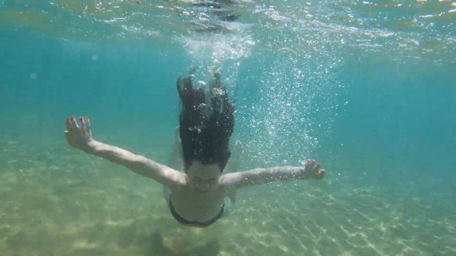 Под водой в море