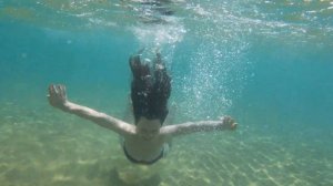Под водой в море