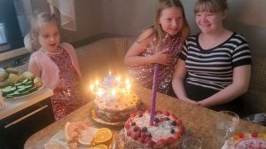 Арине 6 лет. Задувает свечи