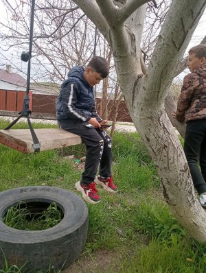 касаемся на качели