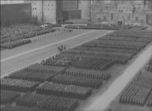 К/ф «Первомайский парад в Москве» (1945 г.).