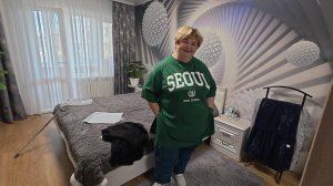 Примеряю  джинсики  и футболки . Сафару тоже обновочка. Купили первую клубнику.