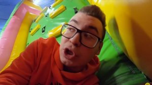 ЭКСТРЕМАЛЬНЫЕ ПРЯТКИ В ИГРОВОМ ЦЕНТРЕ ОТ ОХРАНЫ ! А4