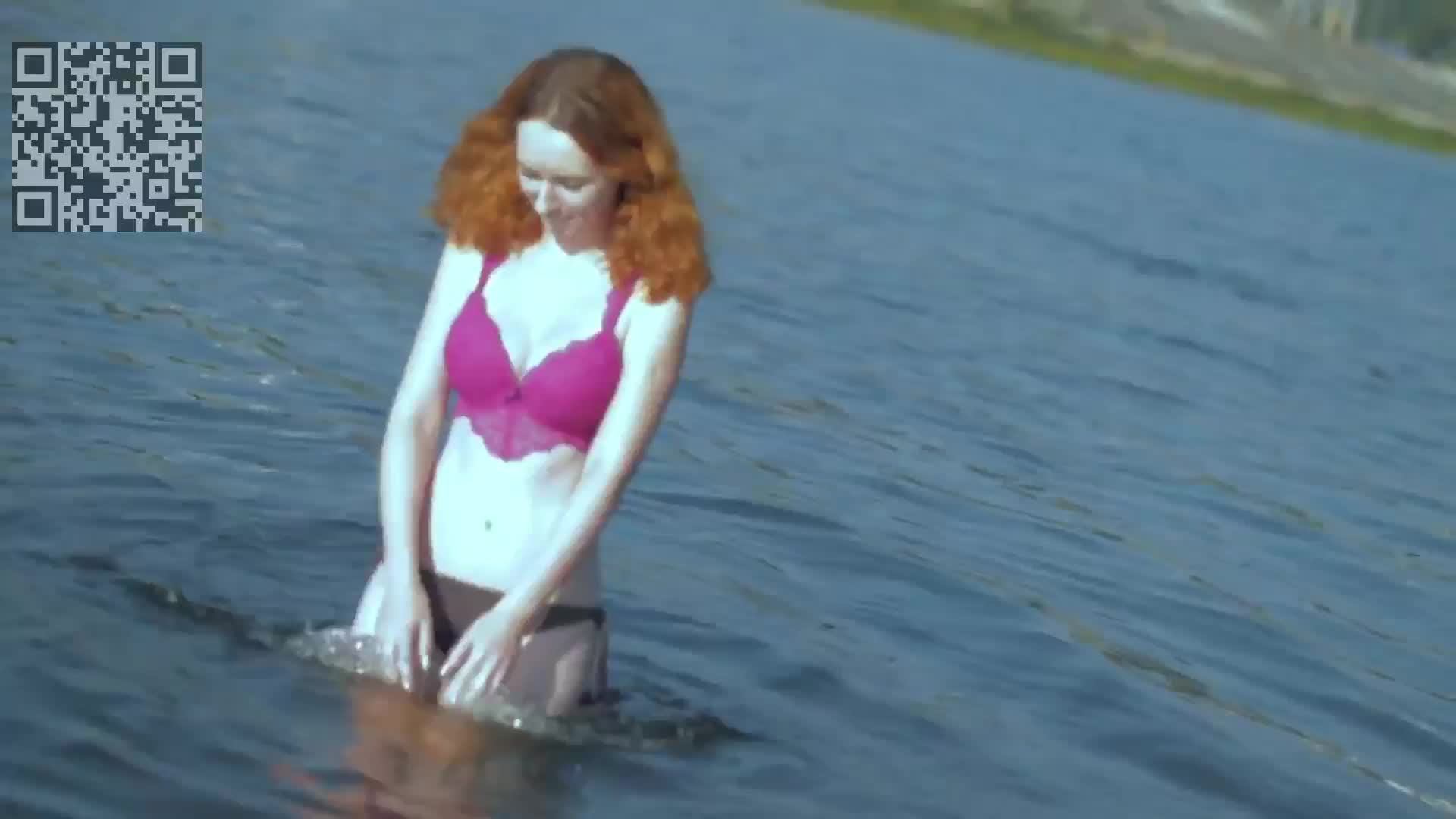 Девушка у воды