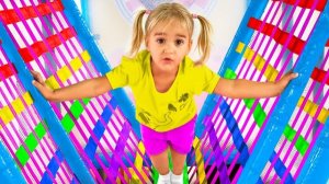Алиса проводит весёлый день на детской игровой площадке. Пожалуйста подпишитесь и поставьте лайк.