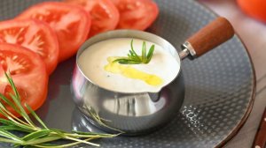 Сырный соус к шашлыку, рыбе и овощам. В составе: брынза, чеснок и свежий огурец