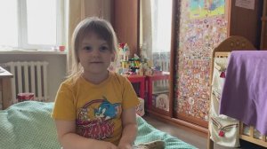 Ева распаковывает подарок из садика