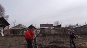 Копаем яму с друзьями 1 часть
