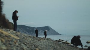 Там, где море шепчет: миражи людей и живая тишина скал // 1 мая 2026 года (объектив Гелиос 44М-4)