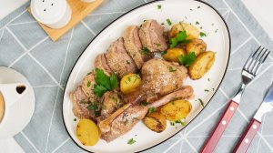 Мясо гуся с ткемали и яблоками