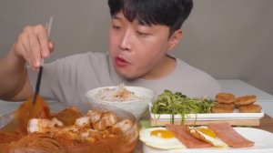 Кореец ест кимчи и котлеты. Мукбанг. Корейская едят на камеру. 🍜 много еды