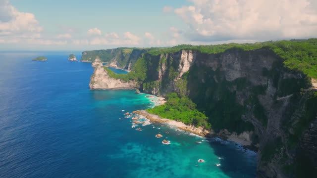 Готовы исследовать Нуса-Пениду? 🌴 В этом путеводителе вы найдете всю необходимую информацию