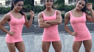 Красивая спортивная девушка в мини платье