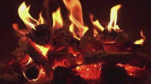 Огонь, который успокаивает: мерцание пламени и потрескивание дров на ночь