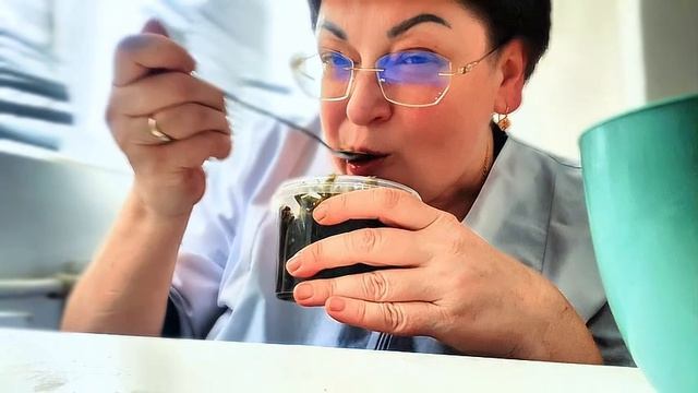 Дома видео записывать некогда 🤦/Хоть на работе успела/Мукбанг салат и Макарошки с гуляшом