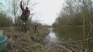 РЫБАЛКА КАК В ДЕТСТВЕ!! ТОЛЬКО БАМБУК, ПОПЛАВОК ПЕРО И ОГРОМНЫЕ КАРАСИ НА УДОЧКУ И ДОНКИ