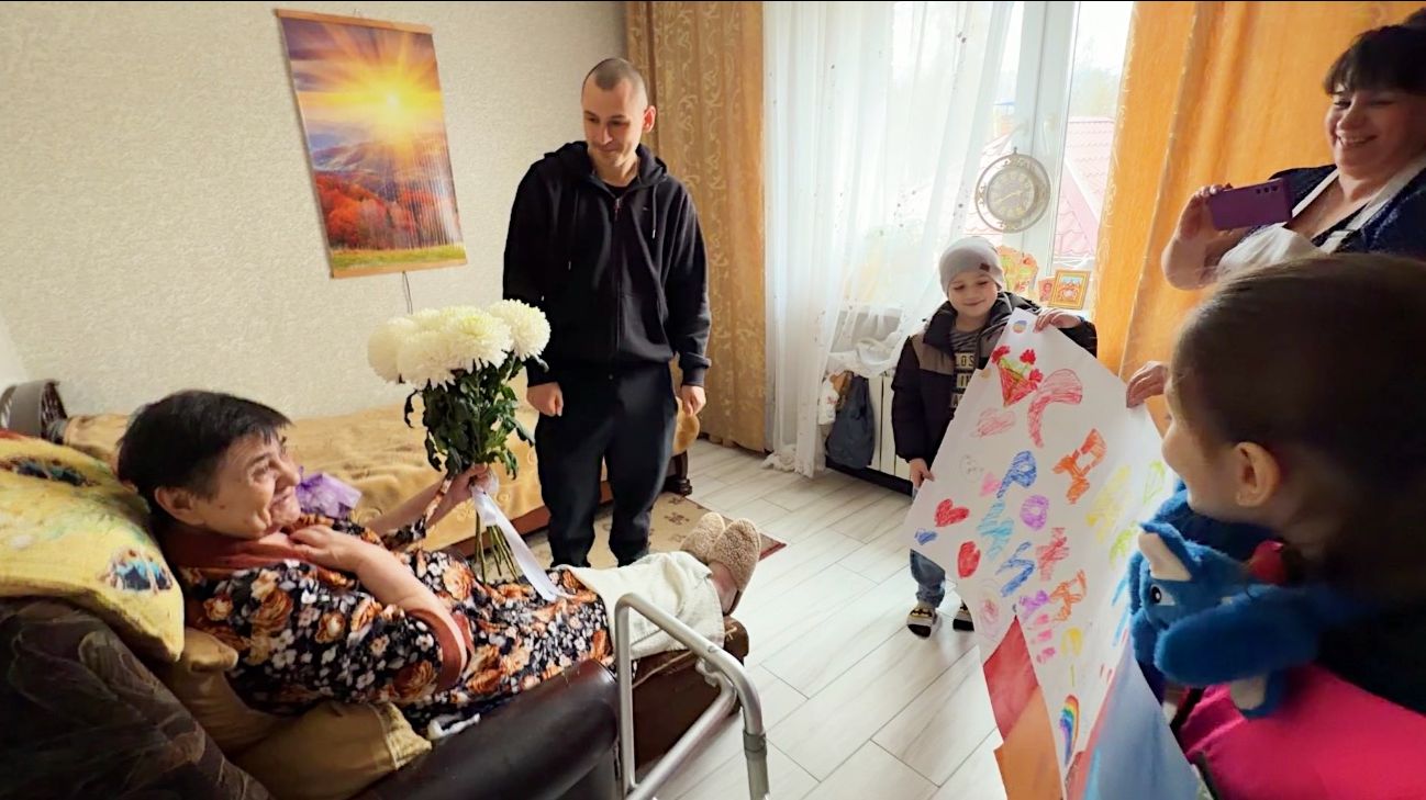 Едем на праздник. Встреча с родными. Вернулись домой с подарками. Строим дом в деревне.