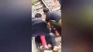 Мужчина прыгнул под поезд, спасая сына. 

В Бангладеш двулетний мальчик упал с платформы перед движу