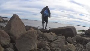 ПЕШКОМ НА КОЛЫ В МОРЕ ПОСТАВИЛ ДВЕ ФИНКИ НА РЫБУ!ЧТО ПОПАЛО ЗА НОЧЬ?