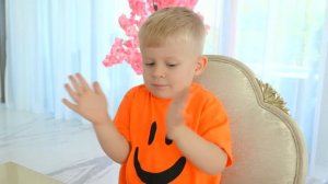 Оливер и Адам Помогают Маме Собрать Ингредиенты для Пи