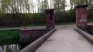 Городские хроники смотрим на небольшой водопад на ручье, небольшой реке вытекающей из озера