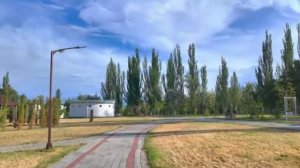 Озеро Иссык-куль Кыргызстан город Чолпон-Ата прогулка по парку на берегу озера
